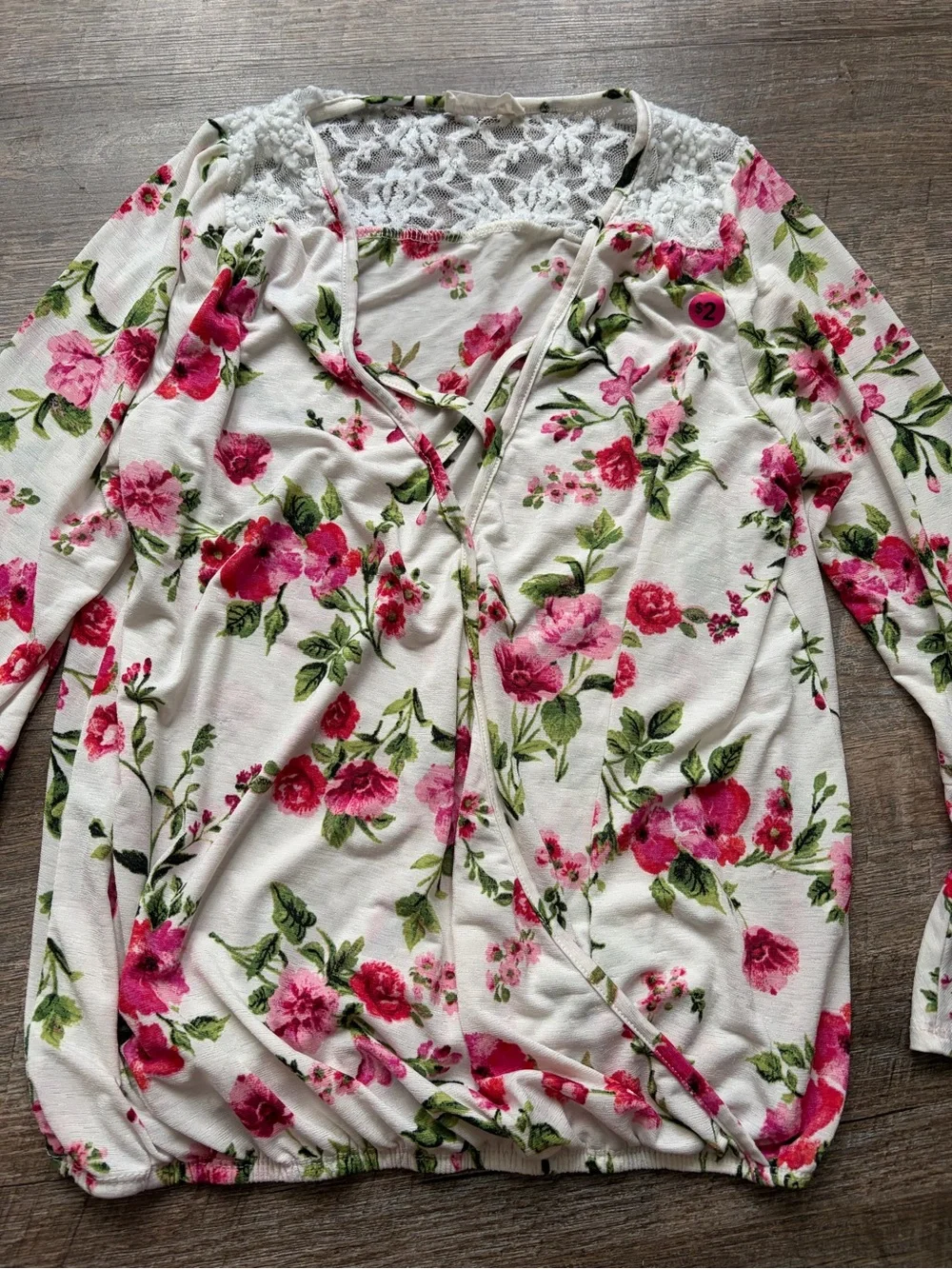 🌸 $10 SALE 🌸 Floral Lace-Back Bell Sleeve Top - Picture 3 of 4